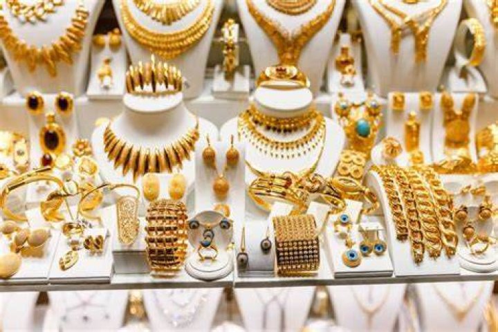 سعر الذهب في السعودية: دليل العيارات والسبائك والمصنعية خطوة بخطوة