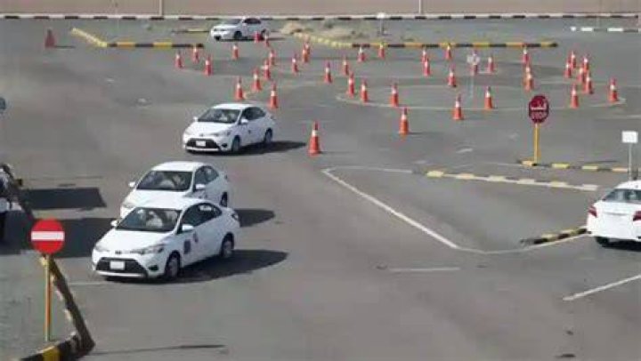 مدرسة دلة لتعليم القيادة: دليل عملي لاختيار المسار الصحيح وتفادي الأخطاء